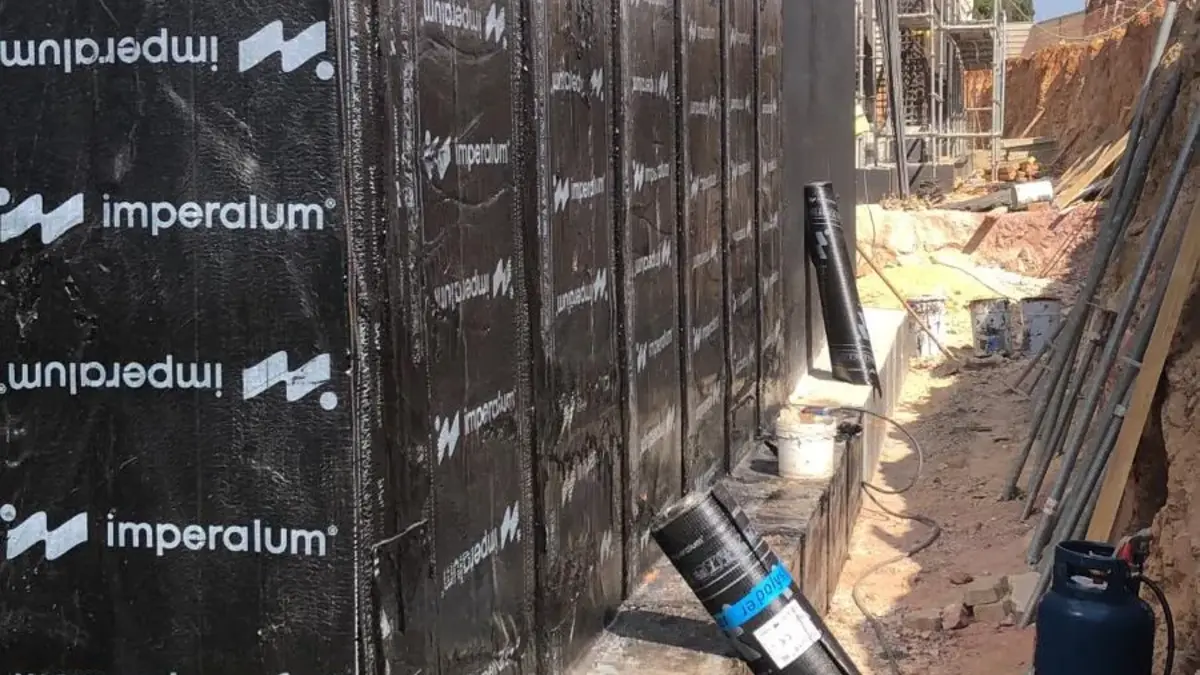 Impermeabilização de paredes enterradas com tela numa obra na Aroeira