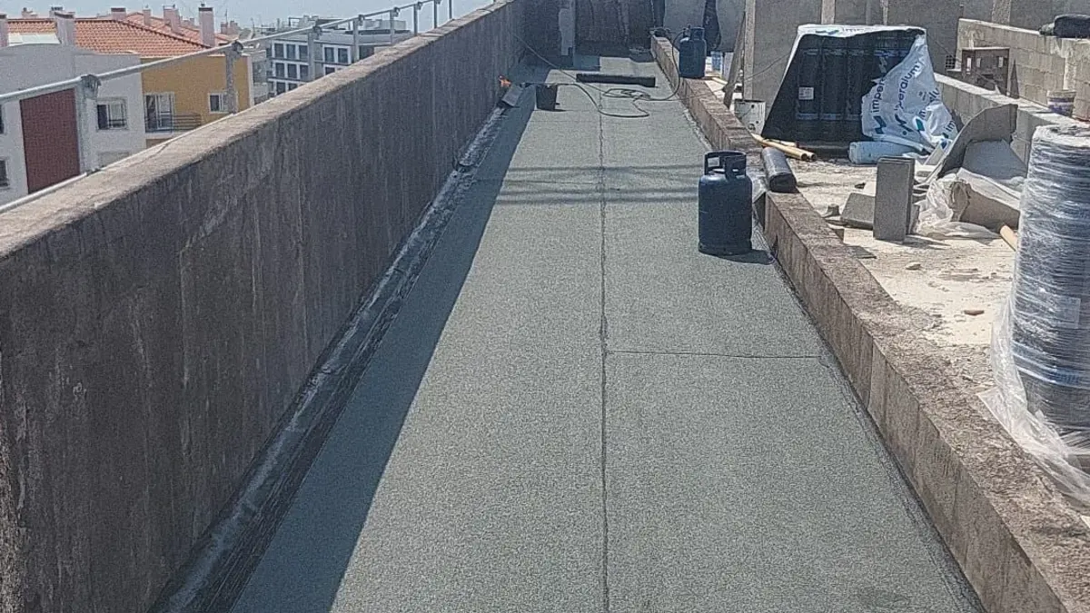 Aplicação de tela asfáltica num terraço de cobertura na Ericeira