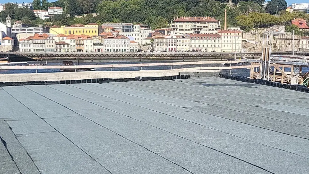 Impermeabilização em duas camadas num terraço sobre garagem em Vila Nova de Gaia