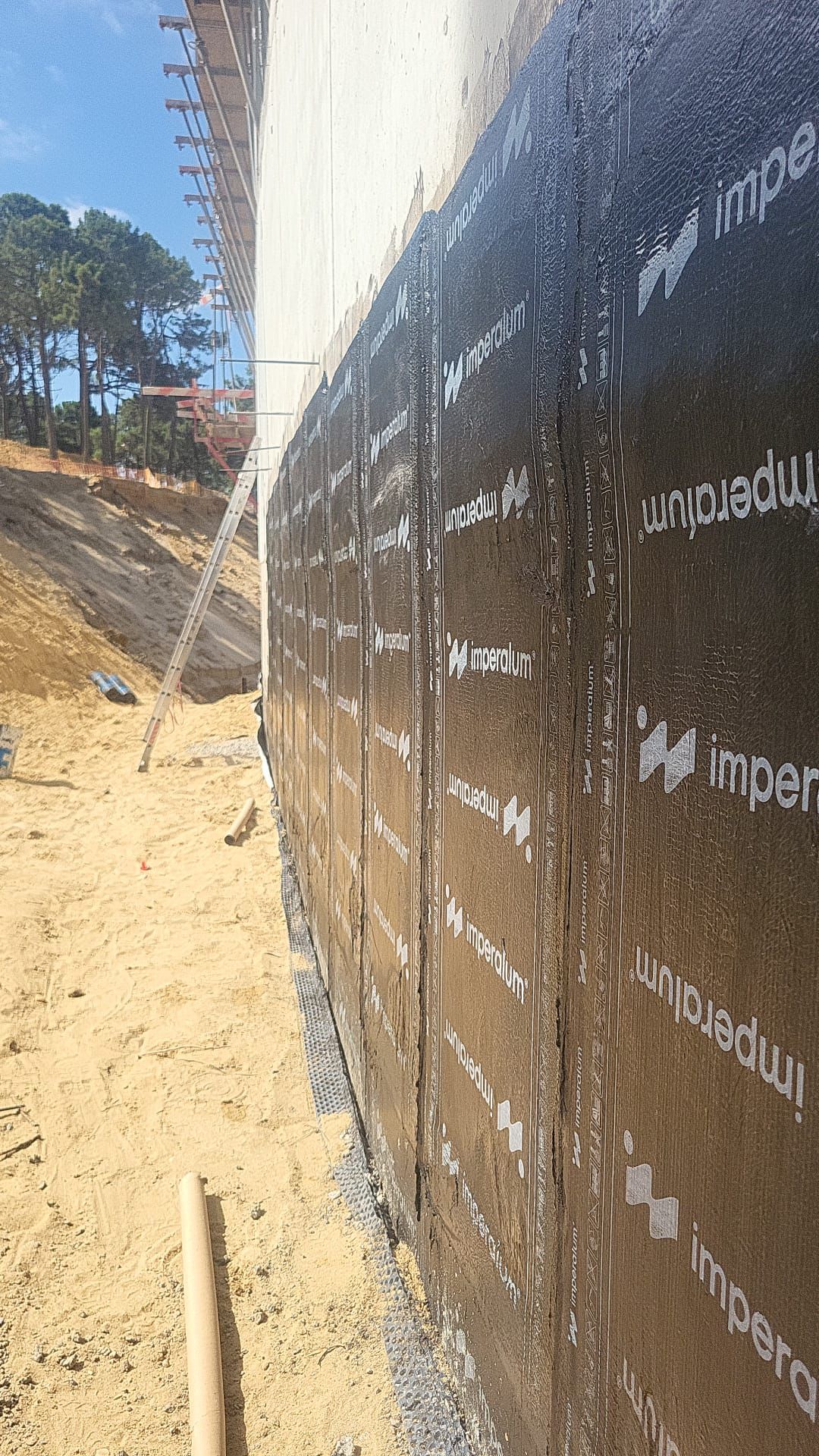 Impermeabilização vertical real aplicada numa parede enterrada